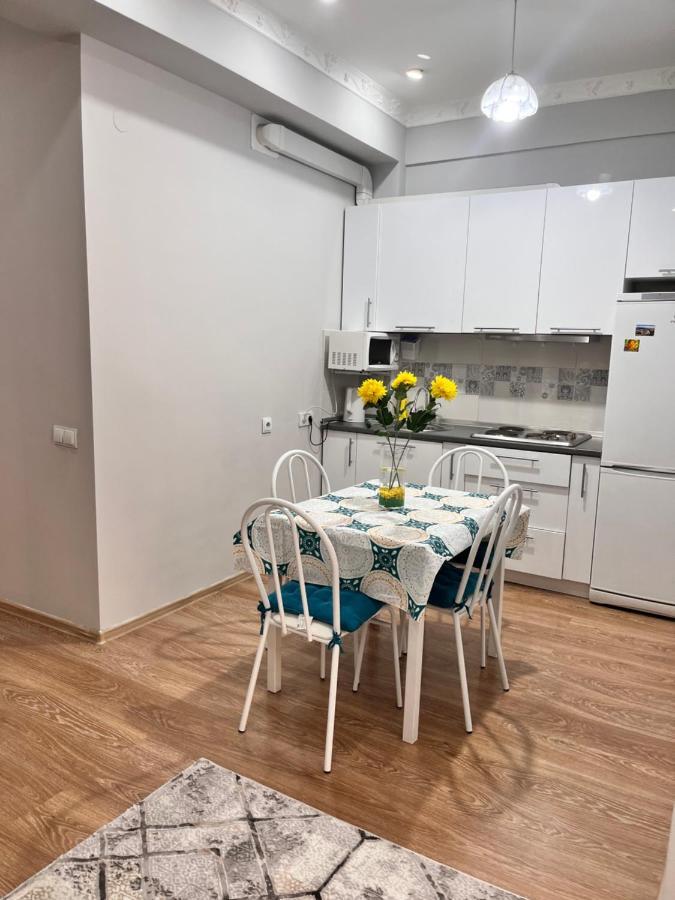 2-Х Комнатная В Золотом Квадрате Apartamento Almaty Exterior foto